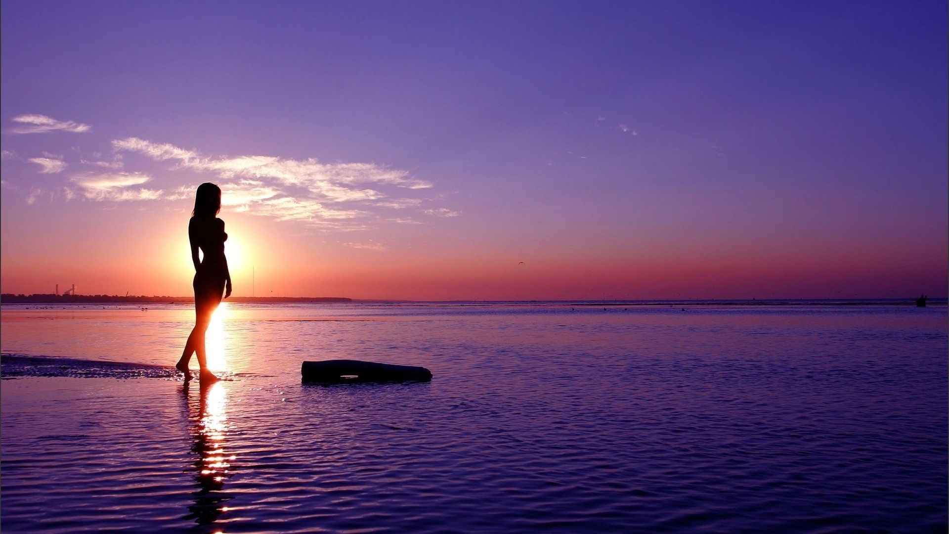 Frau im Schwarzen Bikini, Die Während Des Sonnenuntergangs Auf Einem Gewässer Steht. Wallpaper in 1920x1080 Resolution