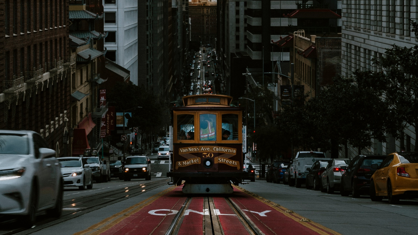 Voitures Sur Route Entre Les Immeubles de Grande Hauteur Pendant la Journée. Wallpaper in 1366x768 Resolution