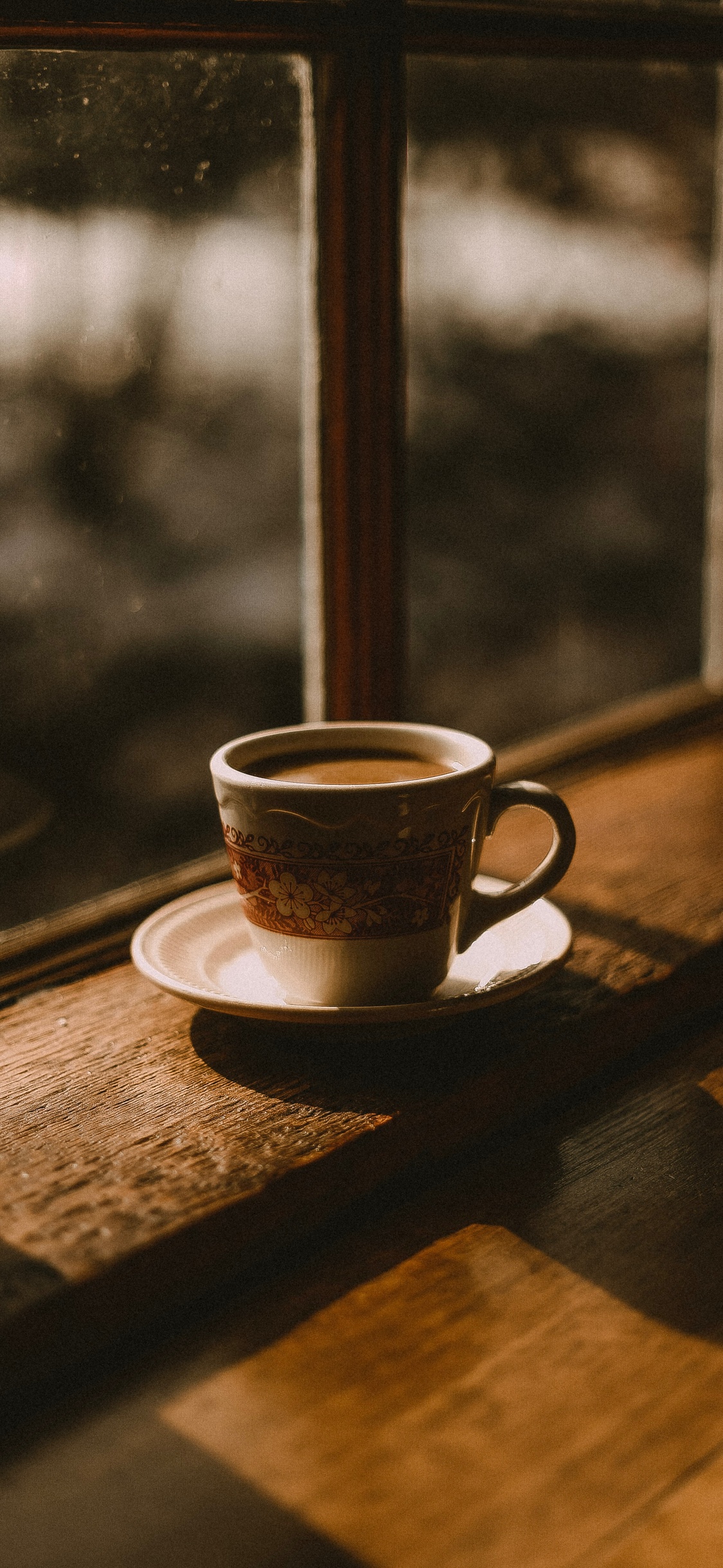 Mug en Céramique Blanche Sur Table en Bois Marron. Wallpaper in 1125x2436 Resolution