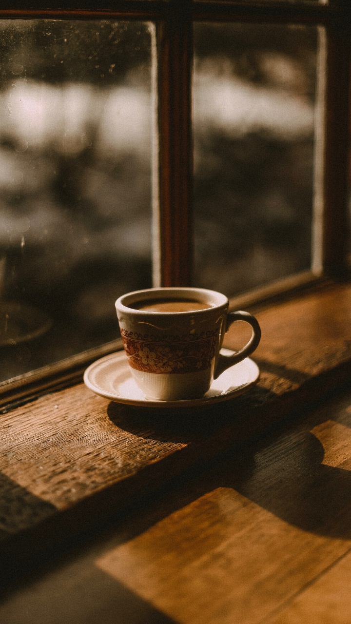 Mug en Céramique Blanche Sur Table en Bois Marron. Wallpaper in 720x1280 Resolution