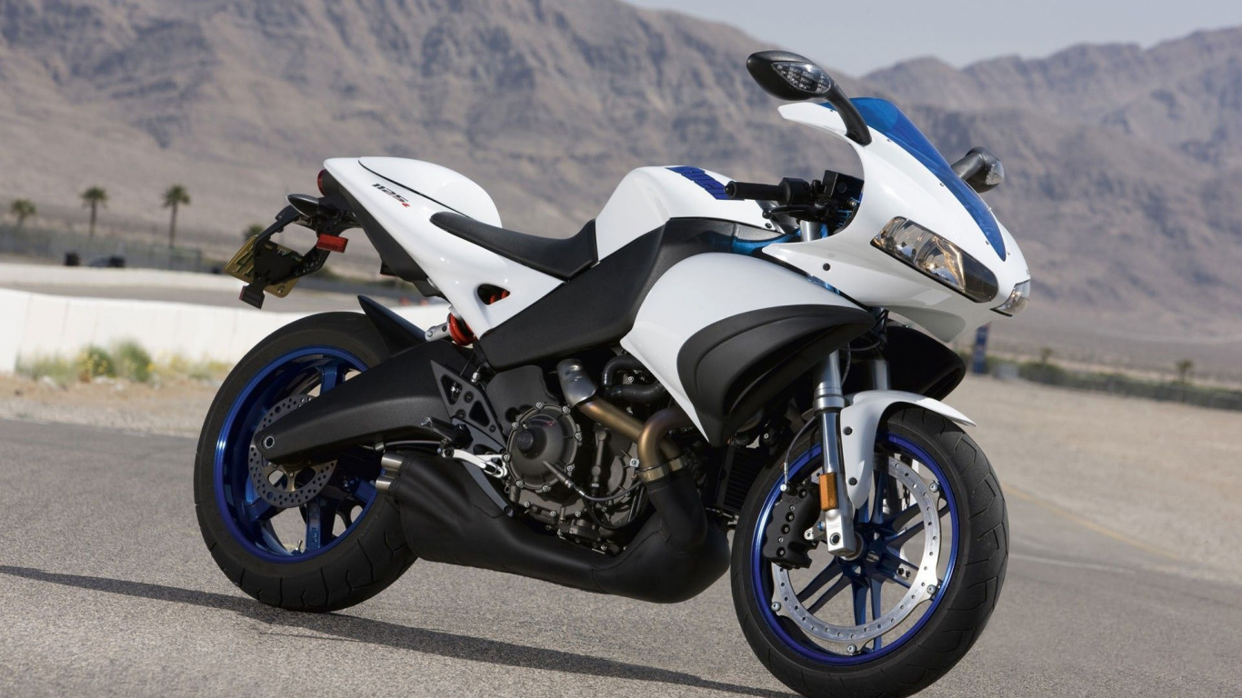 White and Black Sports Bike on Gray Asphalt Road During Daytime. Wallpaper in 1366x768 Resolution