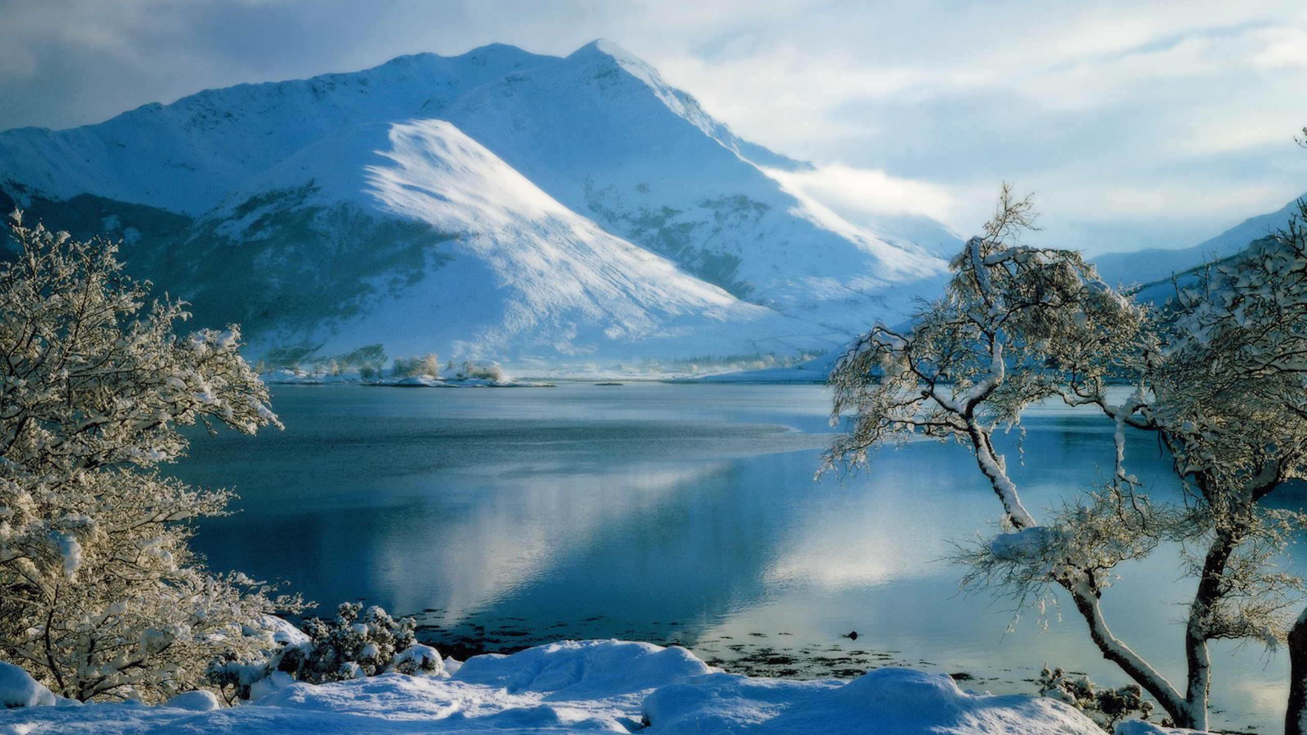 Montagne Couverte de Neige Près du Lac Pendant la Journée. Wallpaper in 2560x1440 Resolution