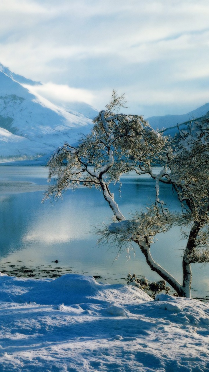 Schneebedeckter Berg in Der Nähe Des Sees Tagsüber. Wallpaper in 720x1280 Resolution
