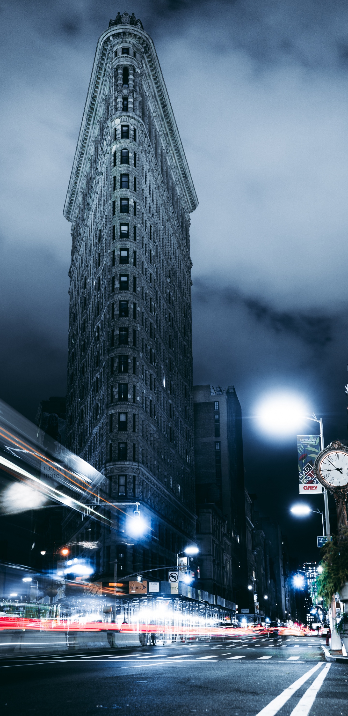 Edificio de Hormigón Blanco Durante la Noche. Wallpaper in 1440x2960 Resolution
