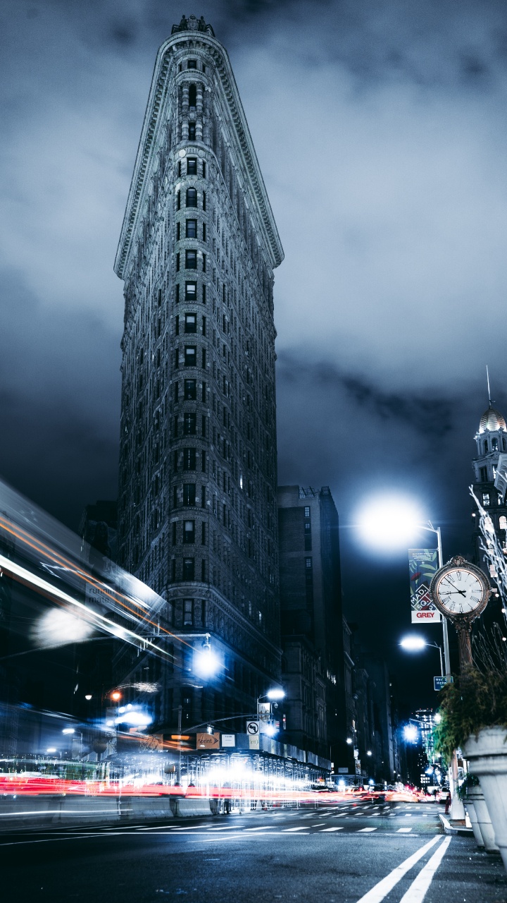 Edificio de Hormigón Blanco Durante la Noche. Wallpaper in 720x1280 Resolution