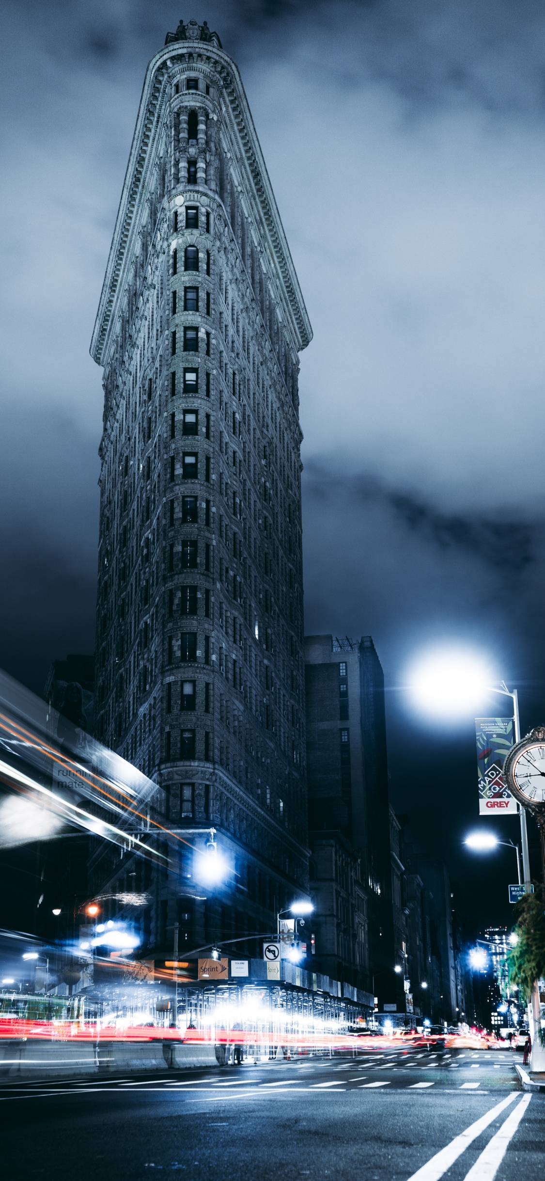 Weißes Betongebäude Während Der Nacht. Wallpaper in 1125x2436 Resolution