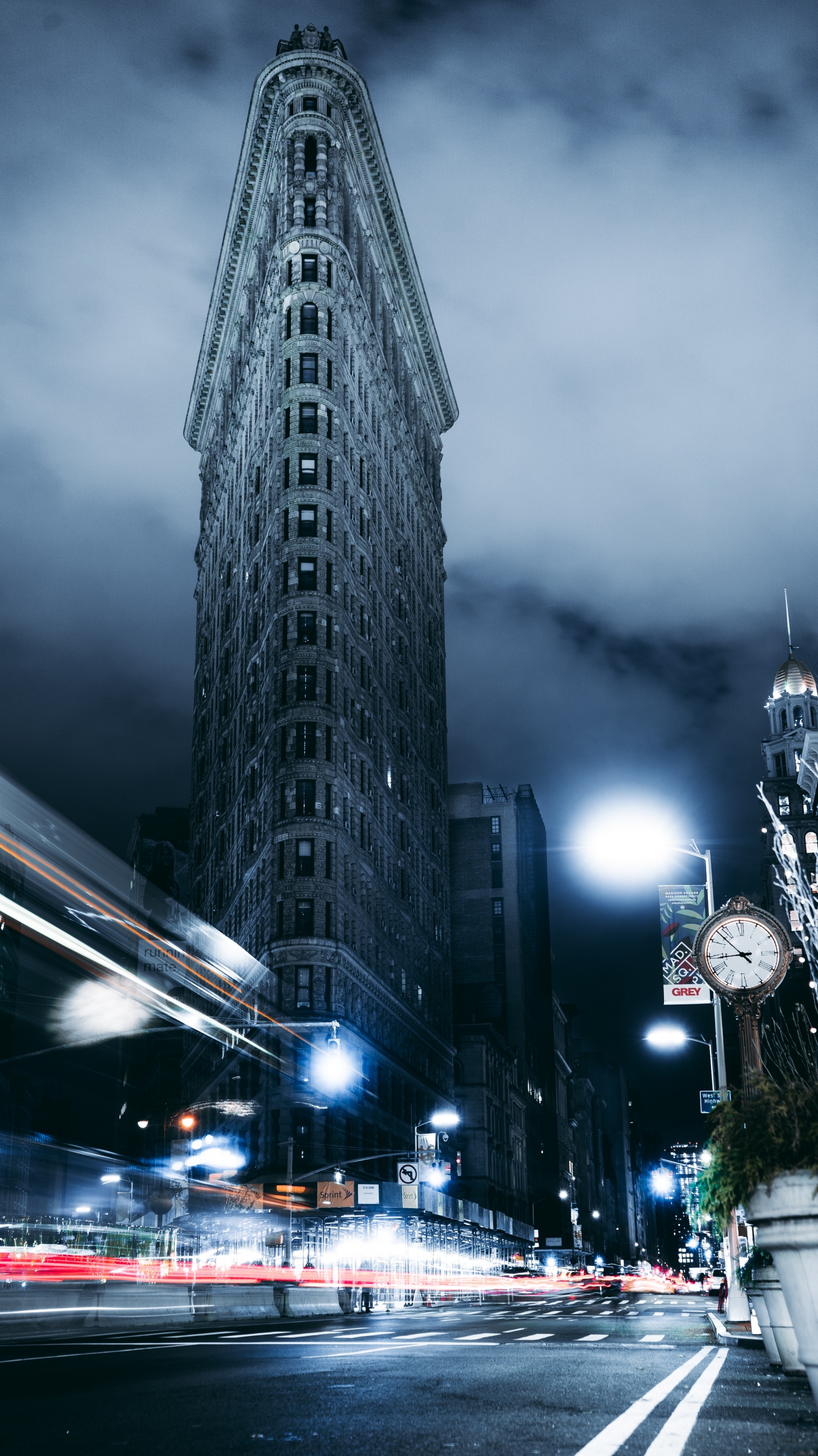 Weißes Betongebäude Während Der Nacht. Wallpaper in 1440x2560 Resolution