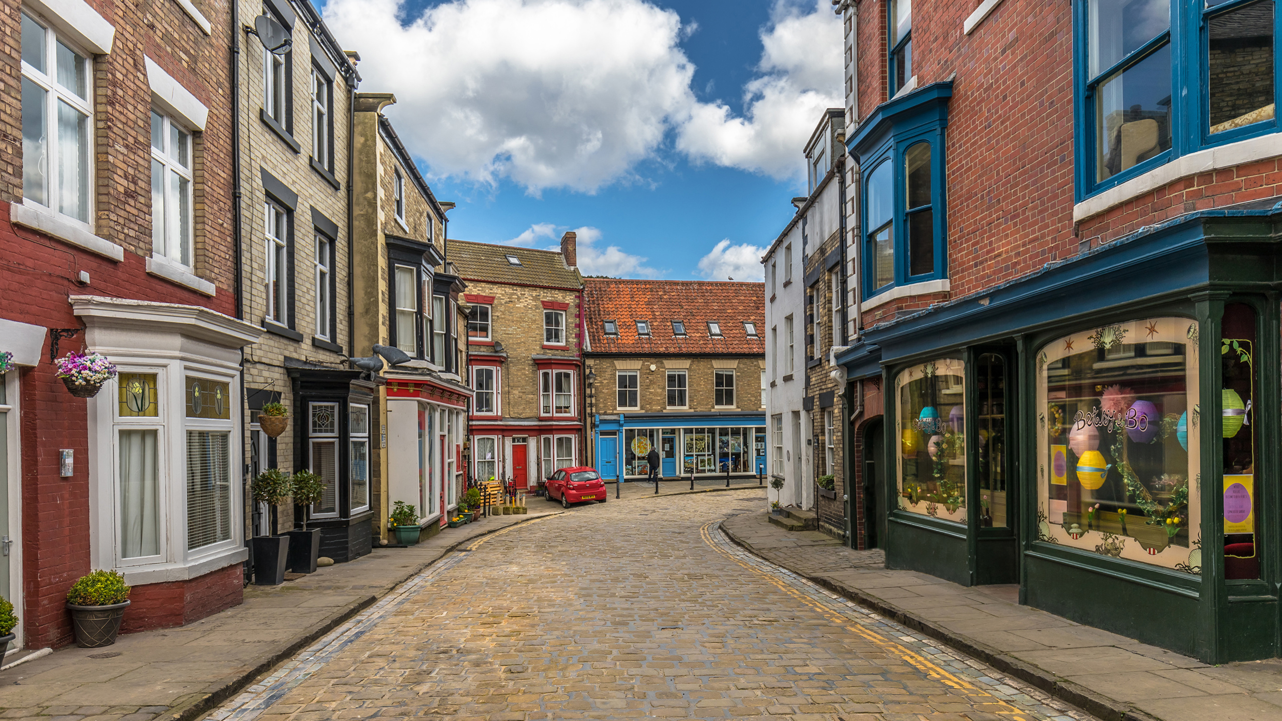 Braun-weißes Betongebäude Unter Blauem Himmel Tagsüber. Wallpaper in 2560x1440 Resolution