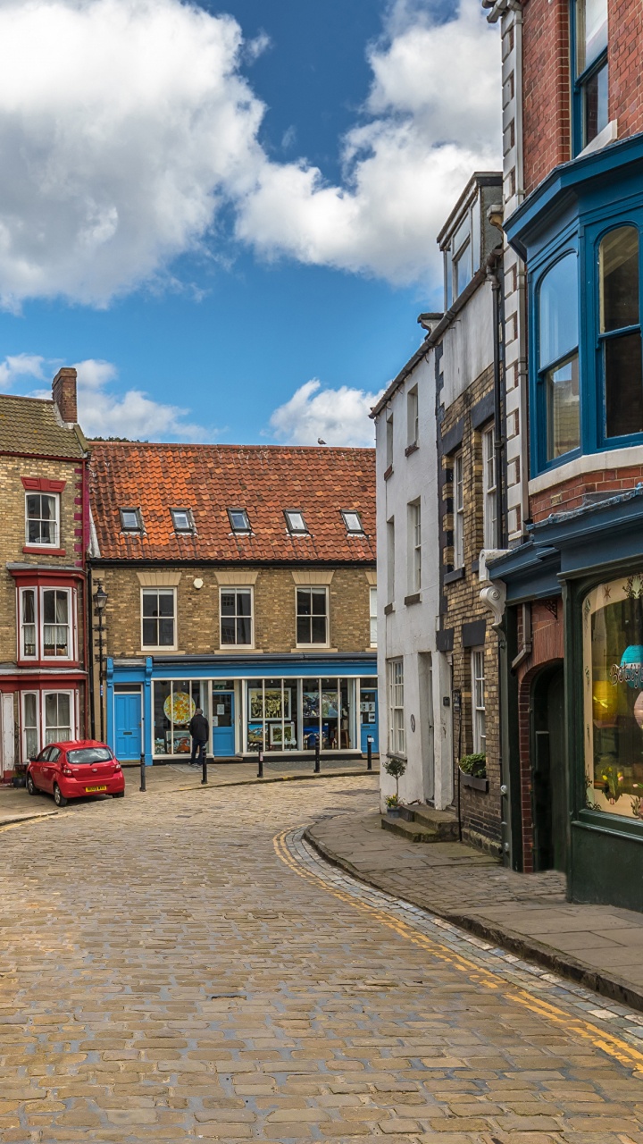 Braun-weißes Betongebäude Unter Blauem Himmel Tagsüber. Wallpaper in 720x1280 Resolution