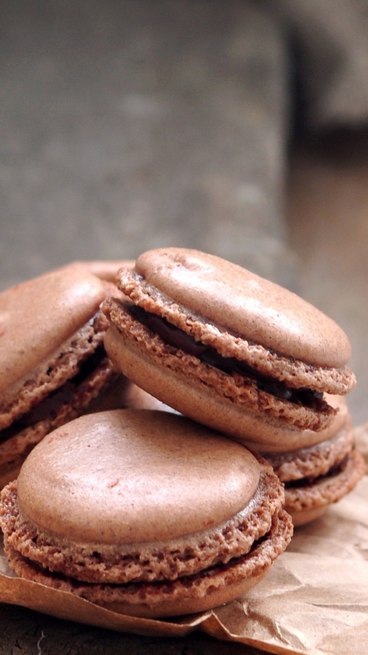 Zwei Schwarzbrote Auf Braunem Holztisch. Wallpaper in 720x1280 Resolution