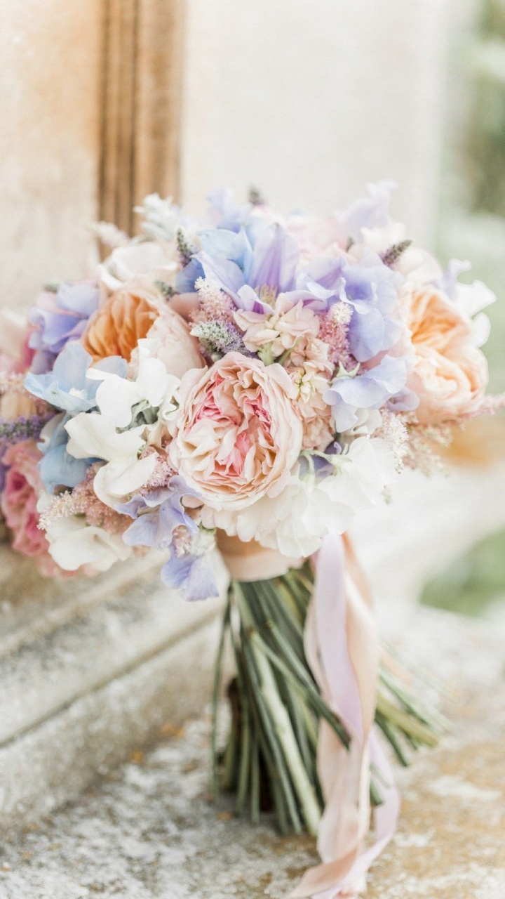 Fleurs Blanches et Roses Sur Table en Bois Blanc. Wallpaper in 720x1280 Resolution