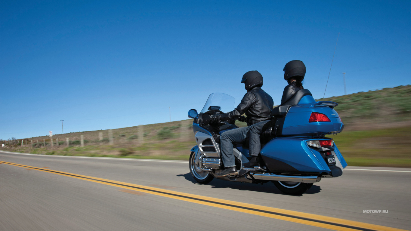 Man in Black Jacket Riding Blue Sports Bike Sur Route Pendant la Journée. Wallpaper in 1366x768 Resolution