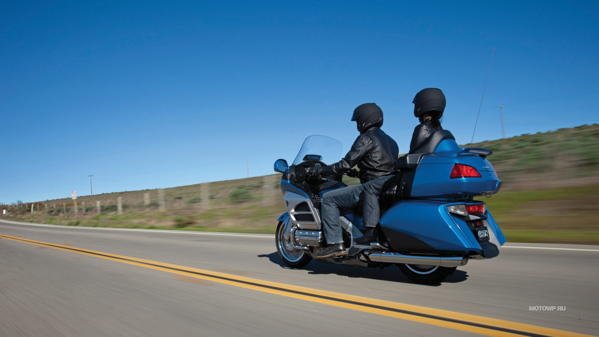 Man in Black Jacket Riding Blue Sports Bike Sur Route Pendant la Journée. Wallpaper in 1920x1080 Resolution