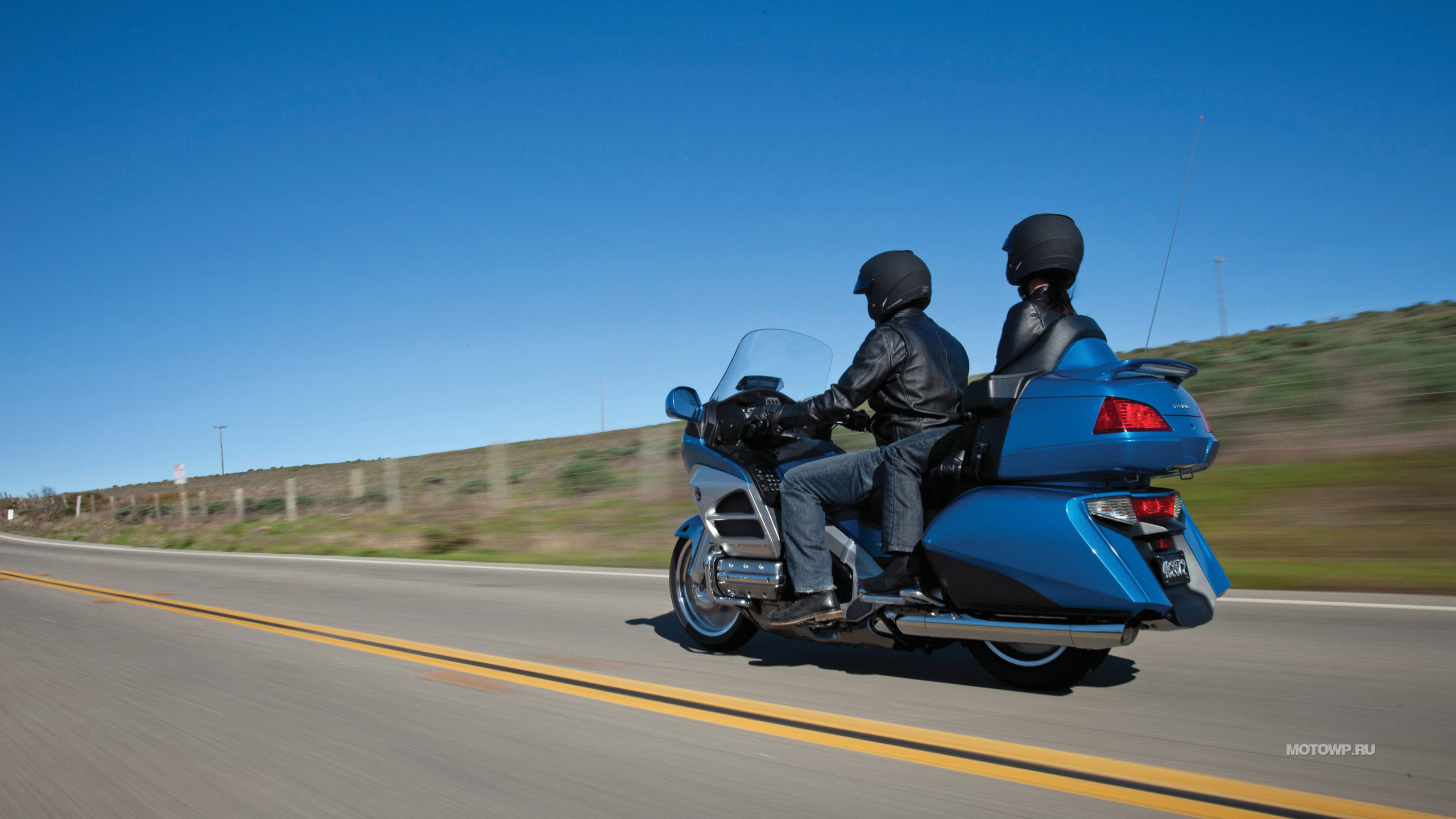 Man in Black Jacket Riding Blue Sports Bike Sur Route Pendant la Journée. Wallpaper in 2560x1440 Resolution