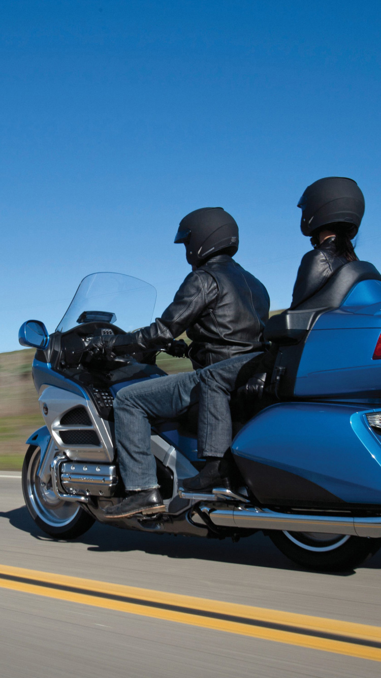 Man in Black Jacket Riding Blue Sports Bike Sur Route Pendant la Journée. Wallpaper in 750x1334 Resolution