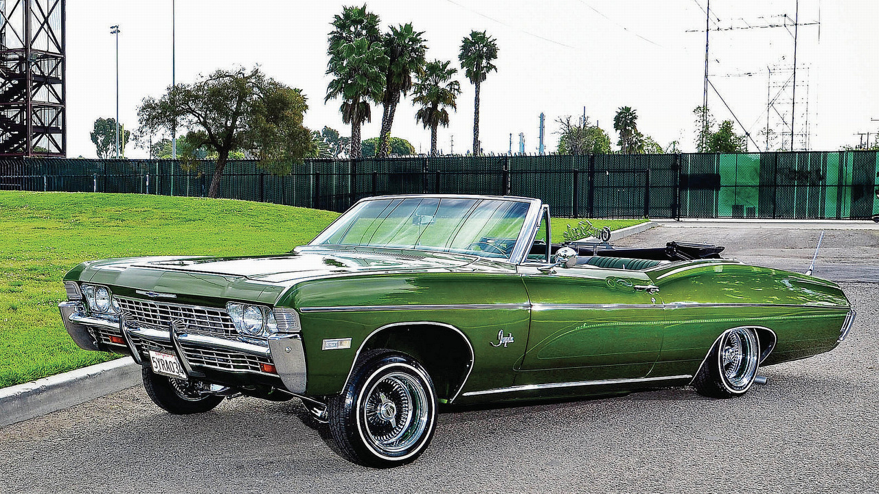 Grüner Oldtimer, Der Tagsüber Auf Der Grünen Wiese Geparkt Ist. Wallpaper in 1280x720 Resolution