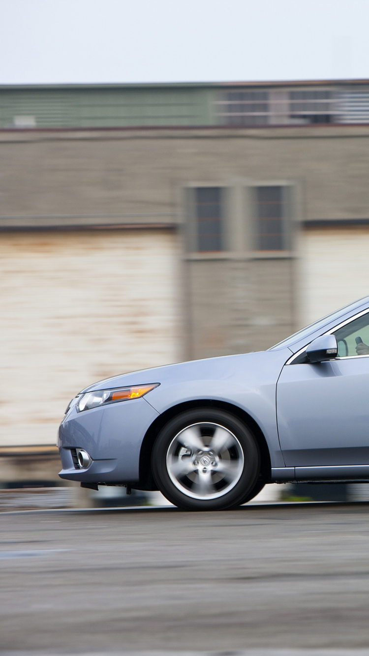 Silberne Limousine Tagsüber Unterwegs. Wallpaper in 750x1334 Resolution