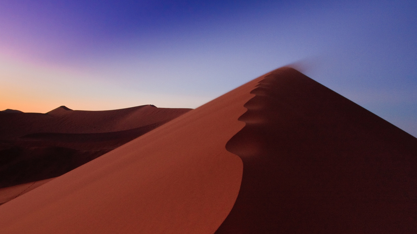 Brauner Sand Und Berge Tagsüber. Wallpaper in 1366x768 Resolution