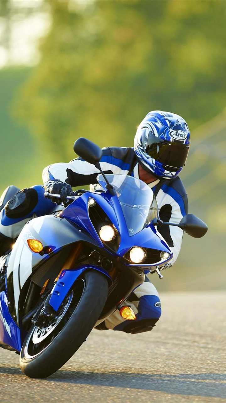 Homme en Costume de Moto Bleu et Blanc à Cheval Sur un Vélo de Sport Noir Pendant la Journée. Wallpaper in 720x1280 Resolution