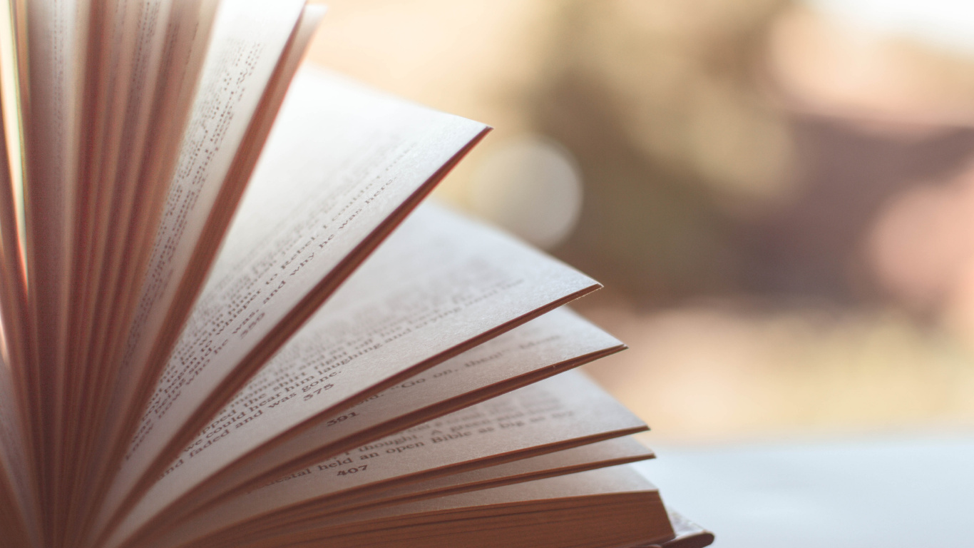 Weißes Offenes Buch Auf Braunem Holztisch. Wallpaper in 1366x768 Resolution