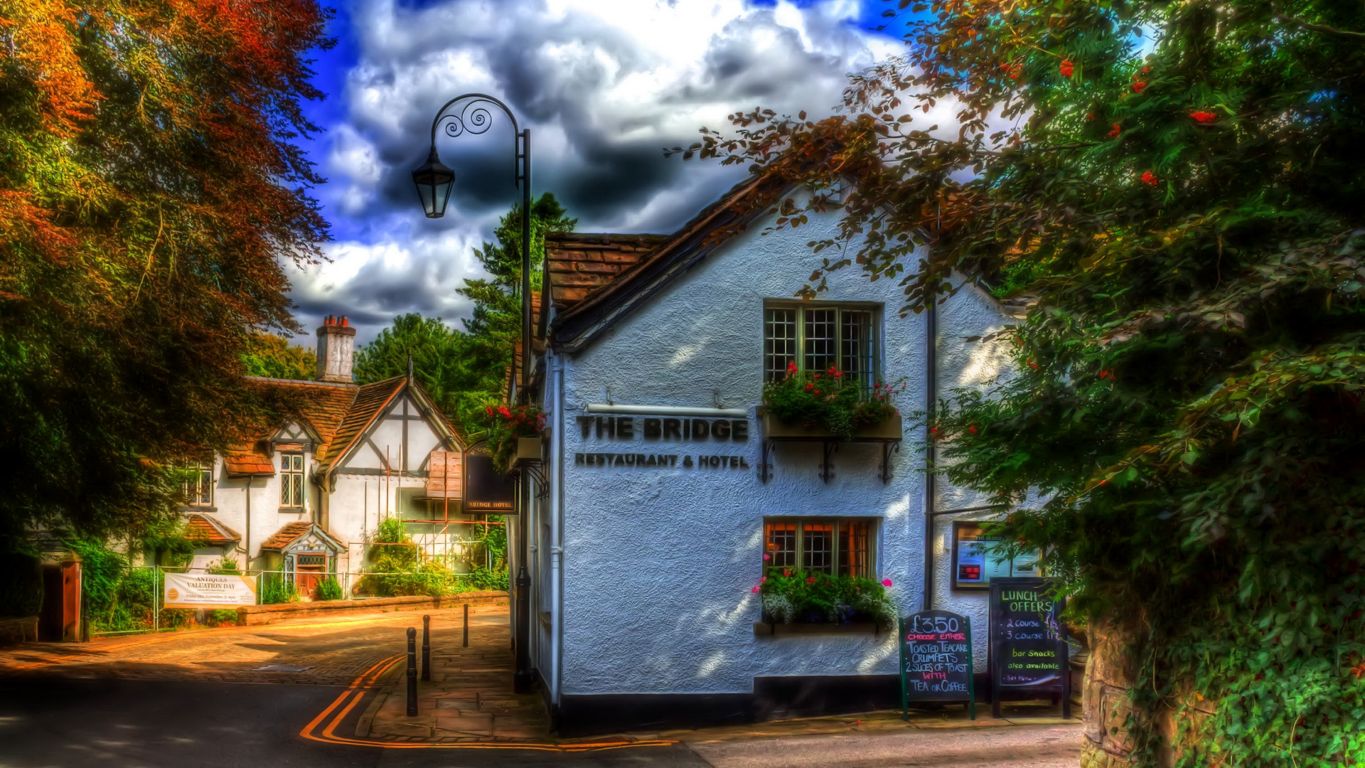 Weißes Und Braunes Holzhaus in Der Nähe Von Bäumen Unter Blauem Himmel Tagsüber. Wallpaper in 1920x1080 Resolution