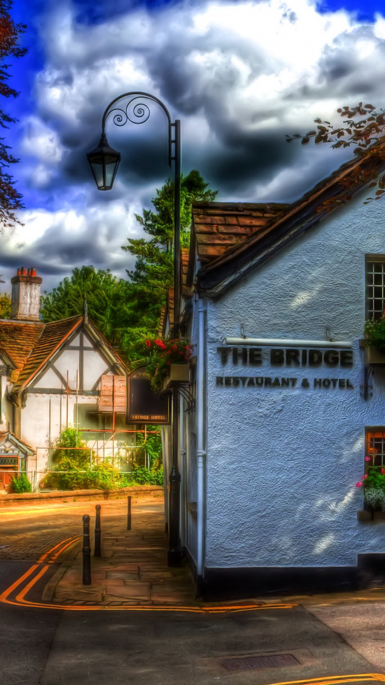 Maison en Bois Blanche et Brune Près Des Arbres Sous un Ciel Bleu Pendant la Journée. Wallpaper in 750x1334 Resolution