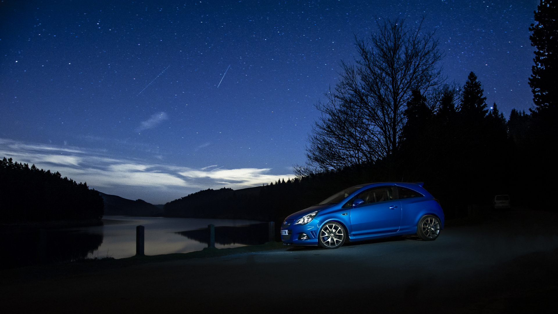 Blaue Limousine Geparkt in Der Nähe Von Baum Während Der Nacht Night. Wallpaper in 1920x1080 Resolution