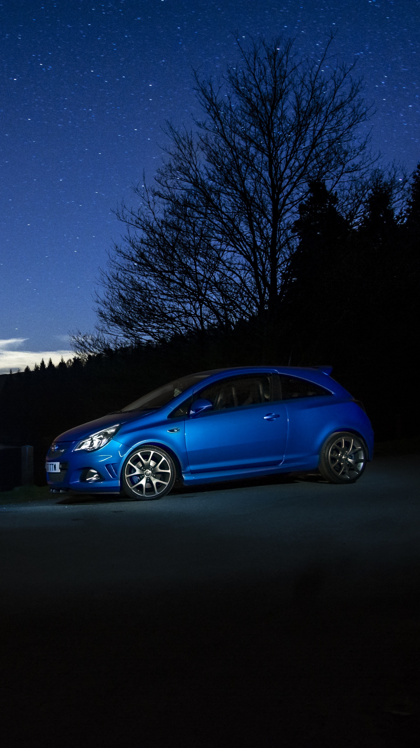 Berline Bleue Garée Près D'un Arbre Pendant la Nuit. Wallpaper in 1440x2560 Resolution