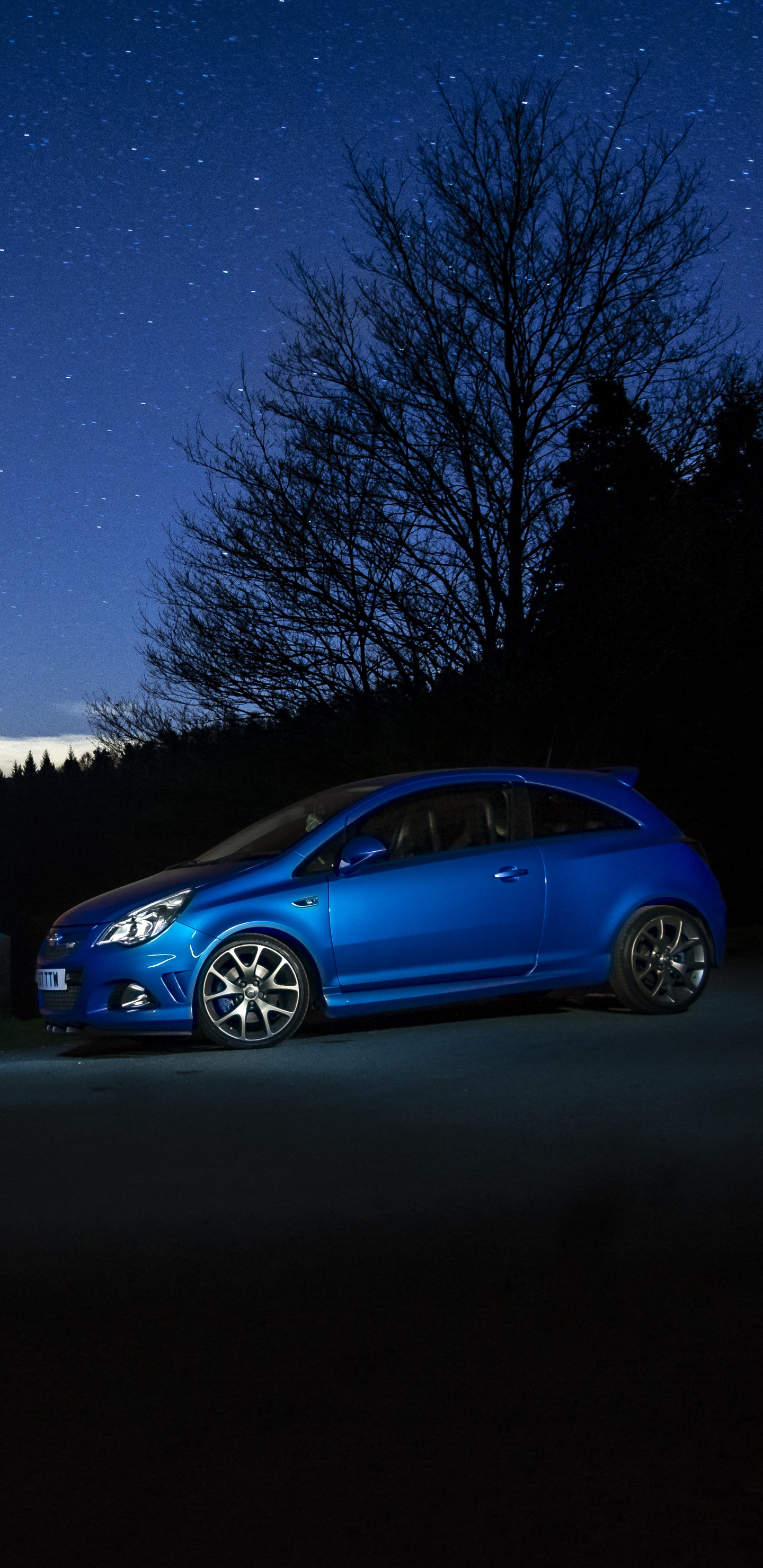 Berline Bleue Garée Près D'un Arbre Pendant la Nuit. Wallpaper in 1440x2960 Resolution