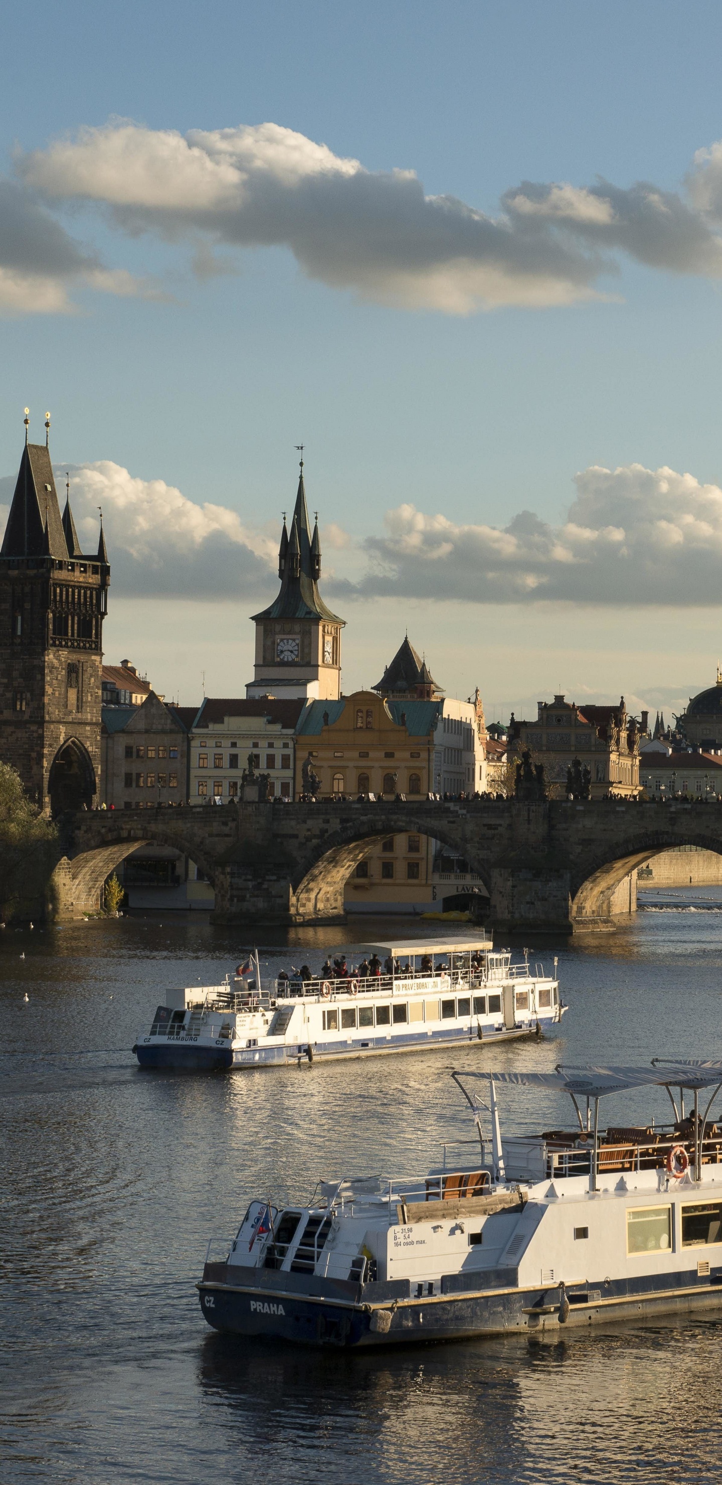 Bateau Blanc Sur L'eau Près D'un Bâtiment en Béton Brun Pendant la Journée. Wallpaper in 1440x2960 Resolution