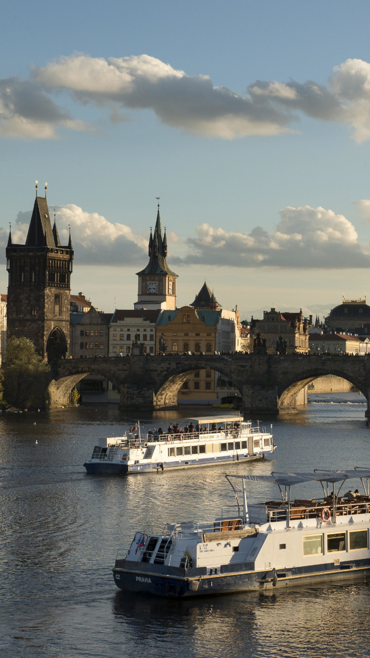 Weißes Boot Auf Dem Wasser in Der Nähe Von Braunem Betongebäude Tagsüber. Wallpaper in 750x1334 Resolution