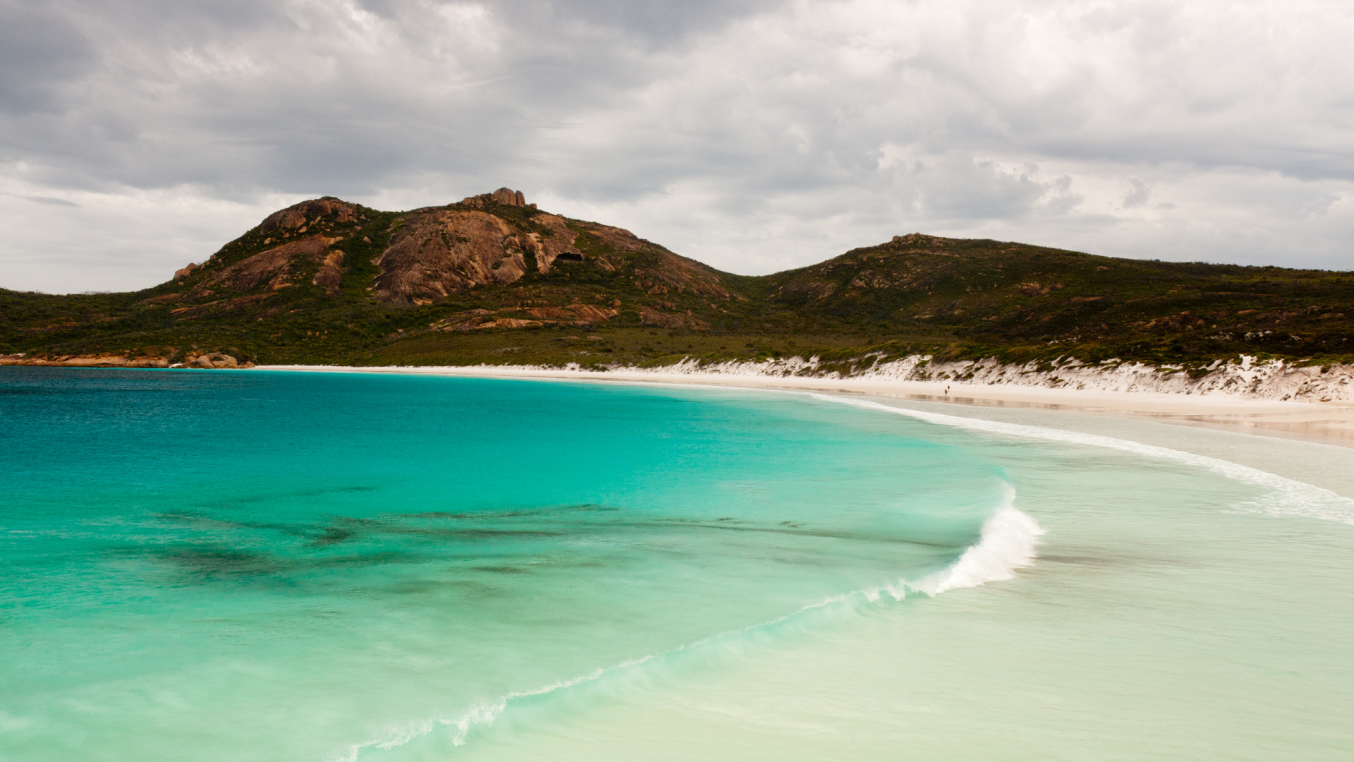 Montaña Verde y Marrón Junto al Cuerpo de Agua Durante el Día.. Wallpaper in 1920x1080 Resolution