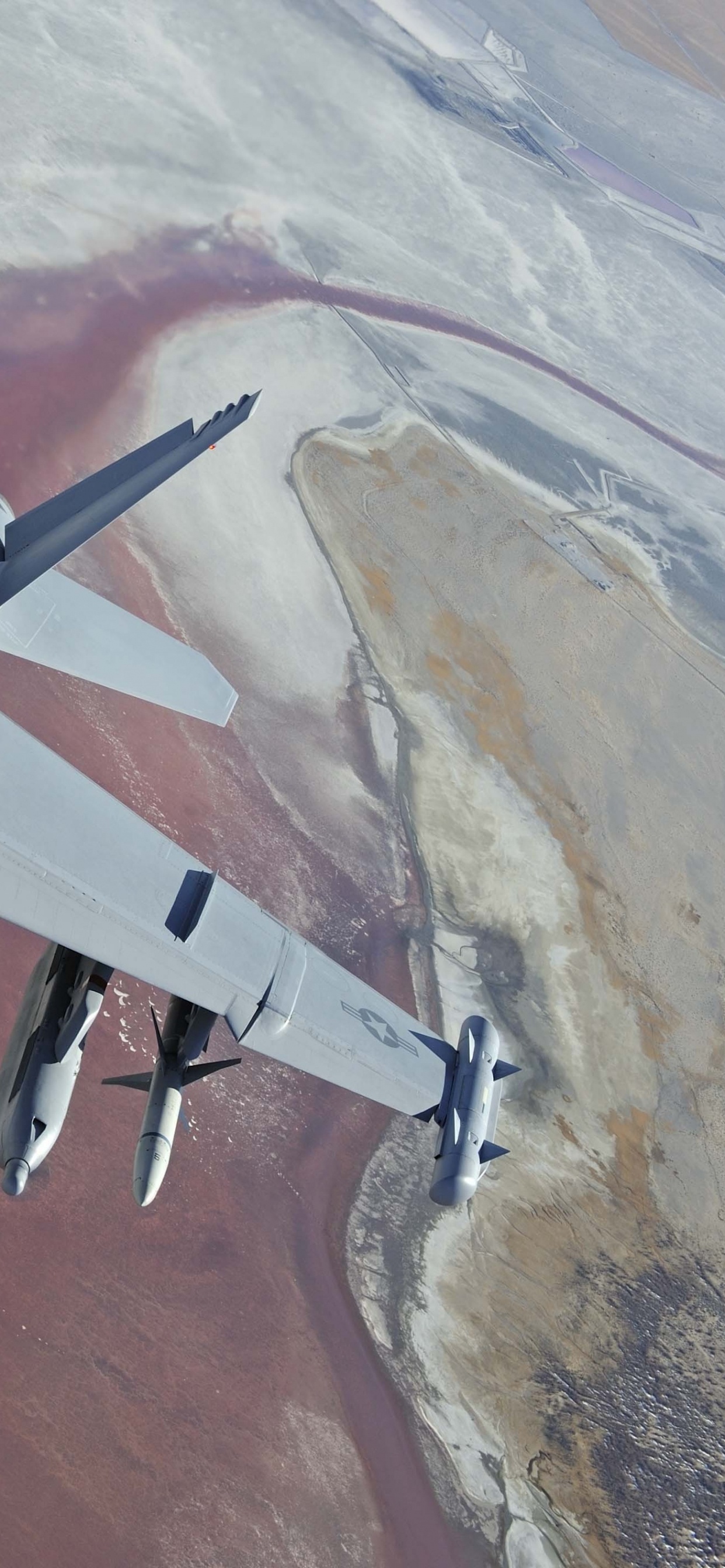 Avión Jet Gris y Negro. Wallpaper in 1242x2688 Resolution