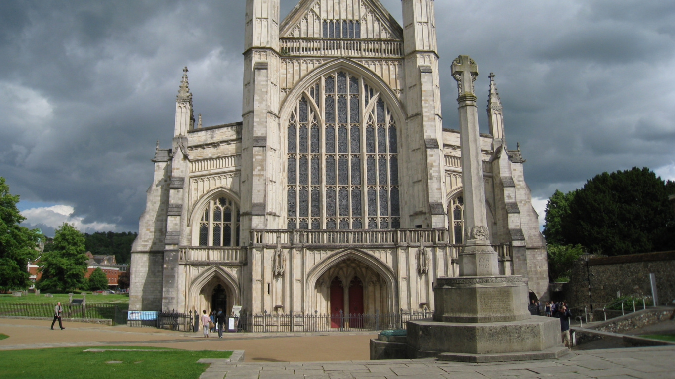Edificio de Hormigón Marrón Bajo el Cielo Nublado Durante el Día. Wallpaper in 1366x768 Resolution