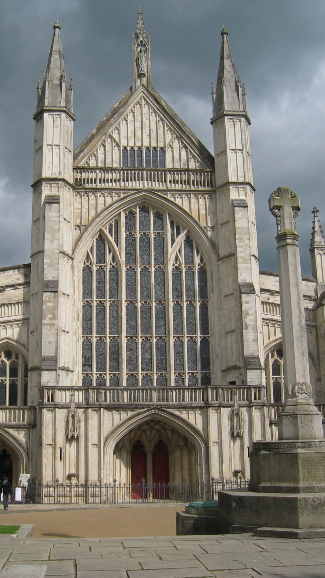 Braunes Betongebäude Unter Bewölktem Himmel Tagsüber. Wallpaper in 1080x1920 Resolution