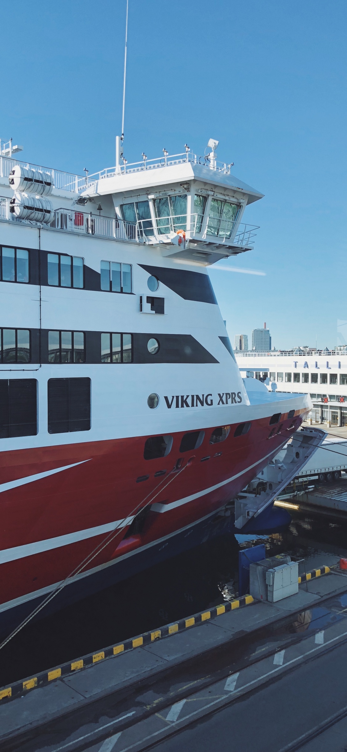 Ferry, Barco, Moto de Agua, Arquitectura Naval, Buque de Pasajeros. Wallpaper in 1125x2436 Resolution