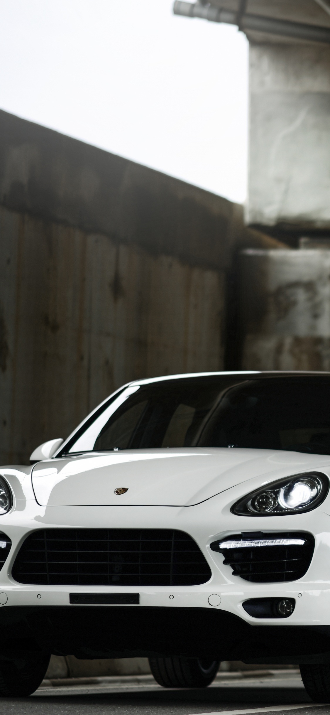 BMW M 3 Coupé Blanco Estacionado en el Túnel. Wallpaper in 1125x2436 Resolution