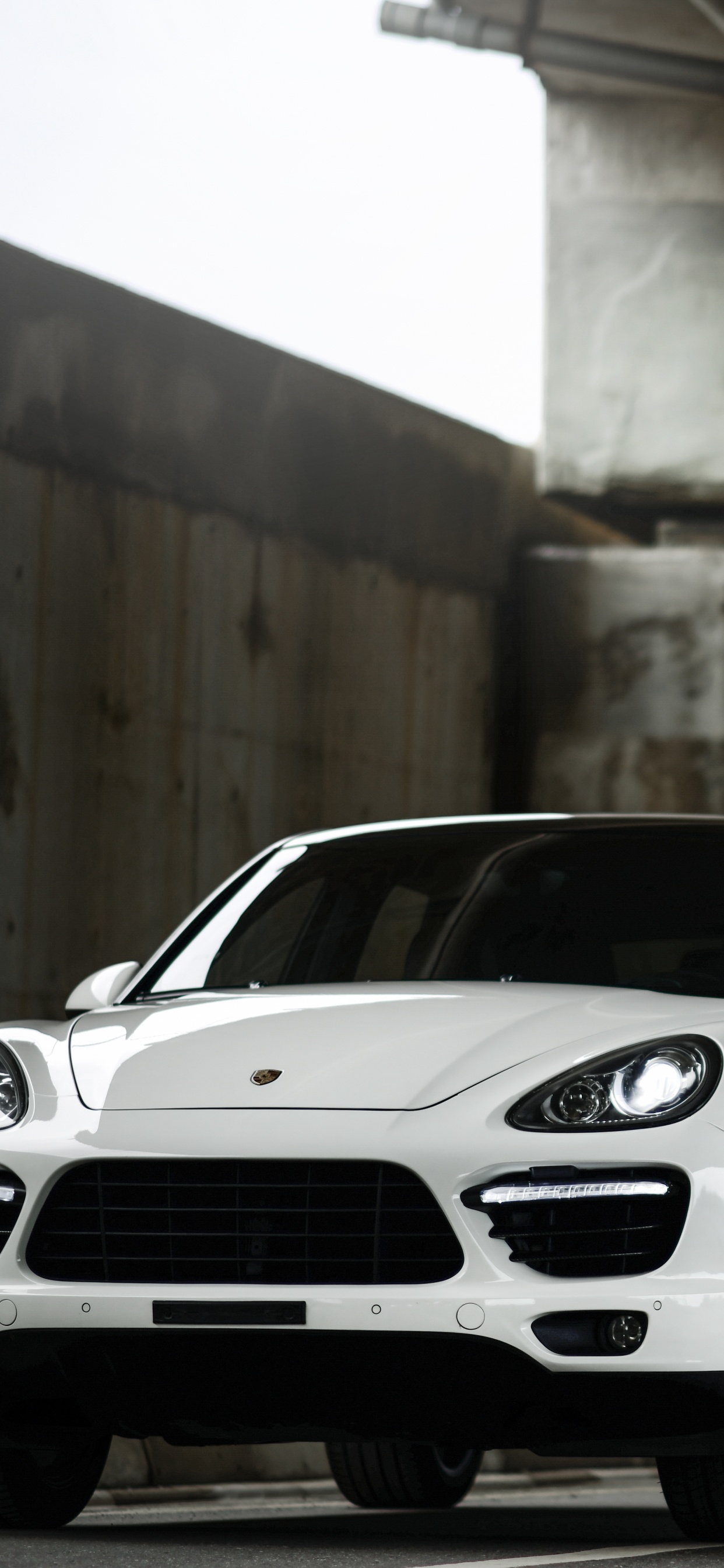 BMW m 3 Coupé Blanc Garé Sur Tunnel. Wallpaper in 1242x2688 Resolution