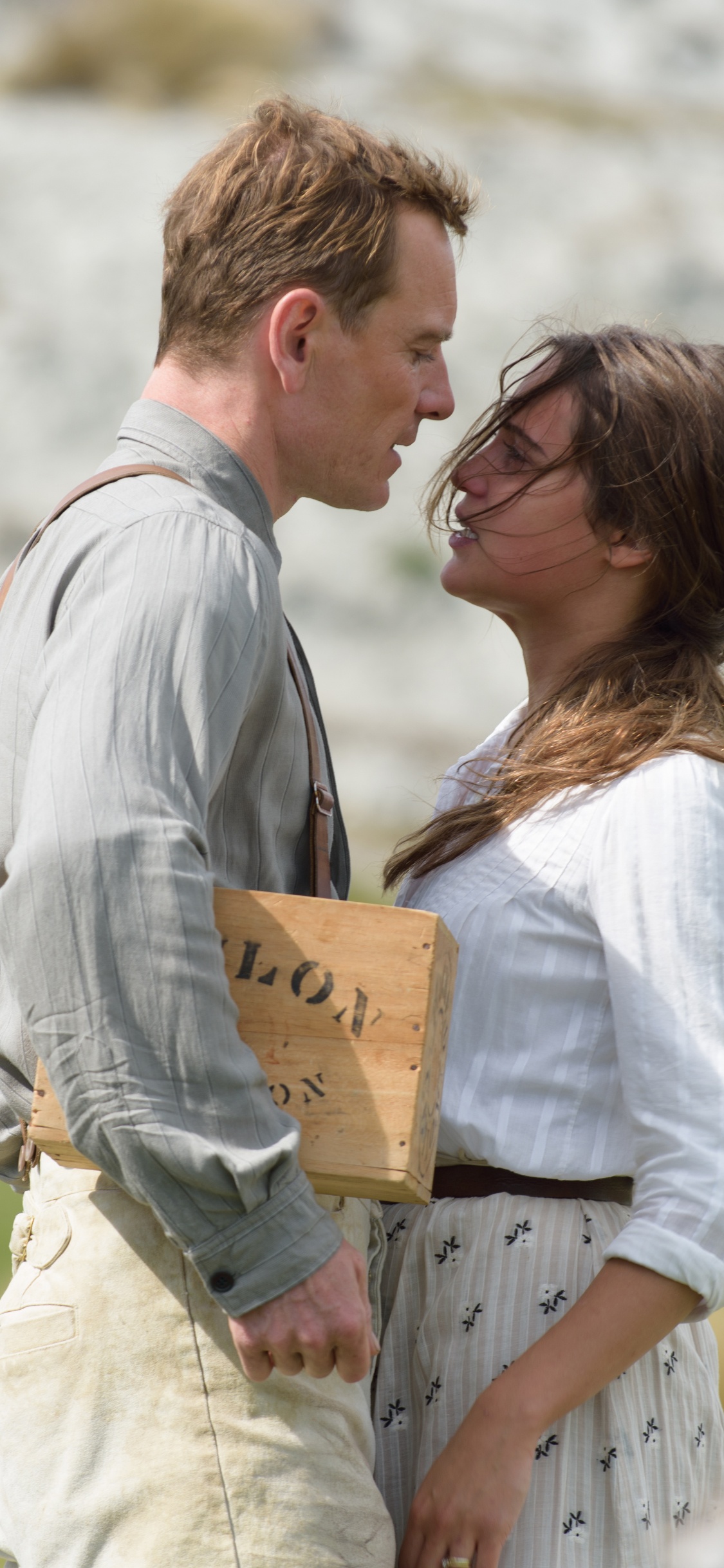 Mann im Weißen Hemd Und Frau im Weißen Hemd Mit Braunem Holzbrett Während Board. Wallpaper in 1125x2436 Resolution