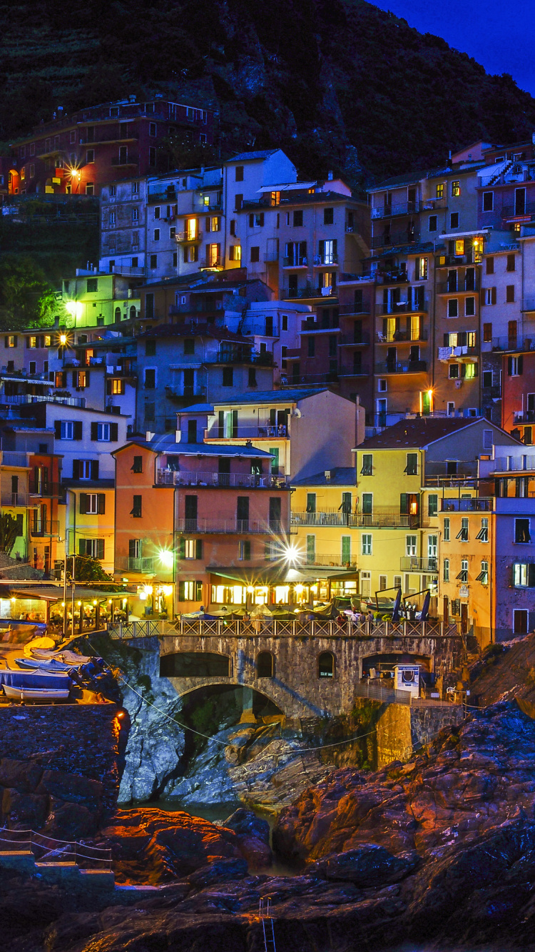 Edificios de Hormigón Blanco y Marrón Cerca de la Montaña Durante el Día. Wallpaper in 750x1334 Resolution