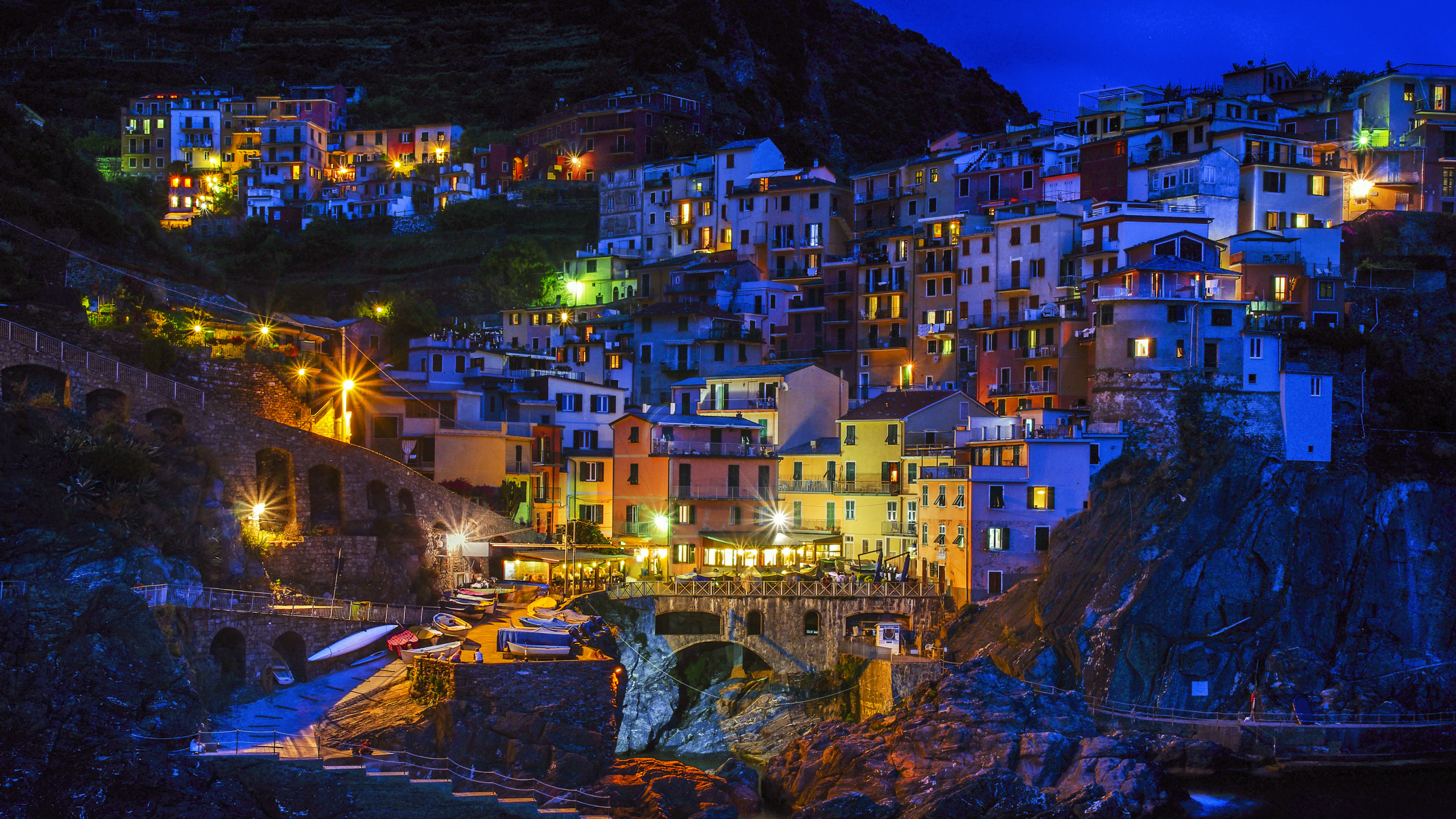 White and Brown Concrete Buildings Near Mountain During Daytime. Wallpaper in 2560x1440 Resolution