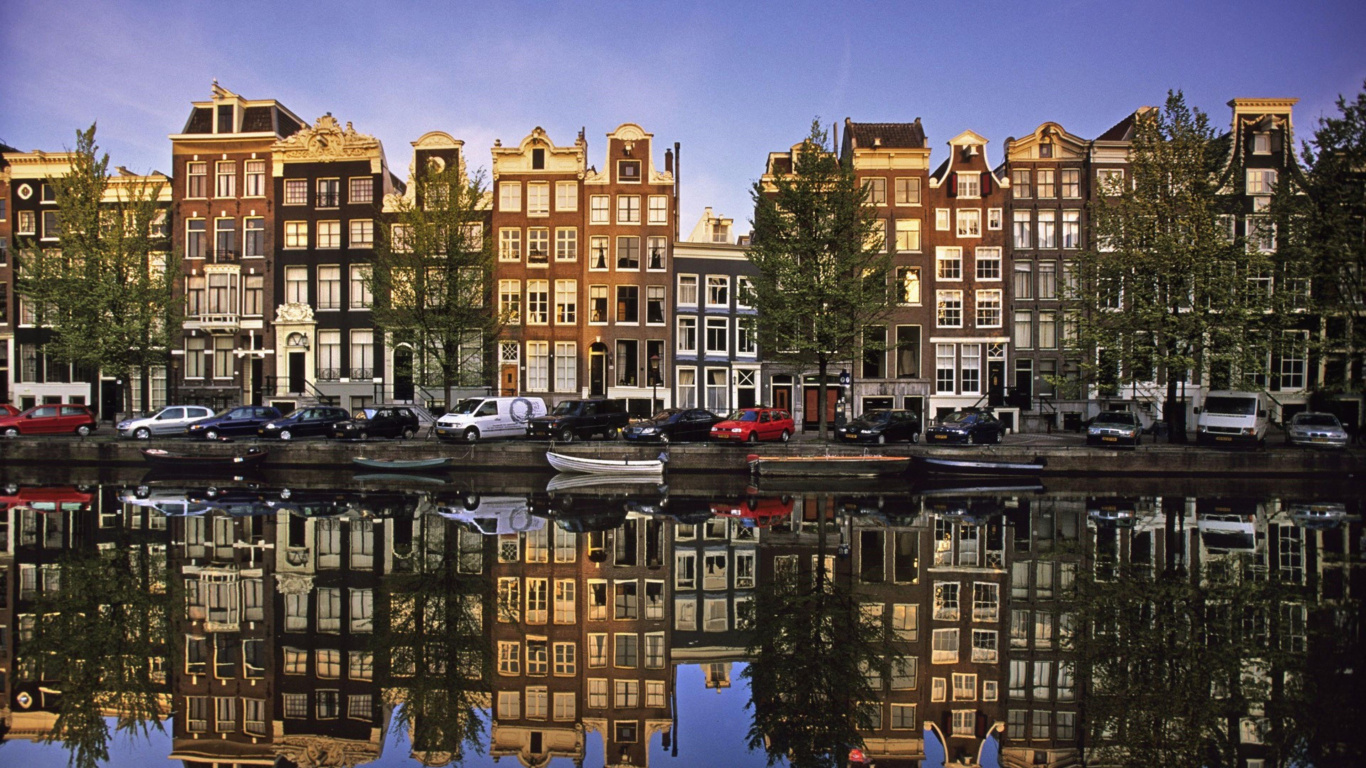 Brown Concrete Building Near Body of Water During Daytime. Wallpaper in 1366x768 Resolution