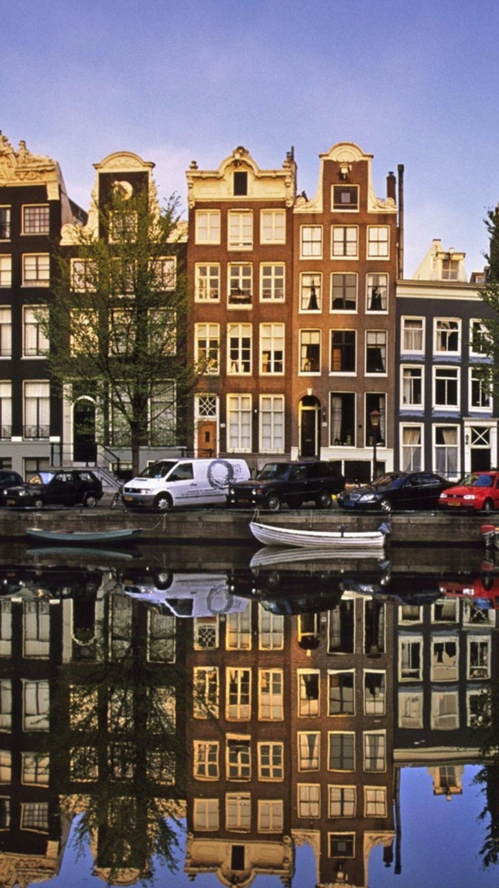 Bâtiment en Béton Brun Près D'un Plan D'eau Pendant la Journée. Wallpaper in 720x1280 Resolution