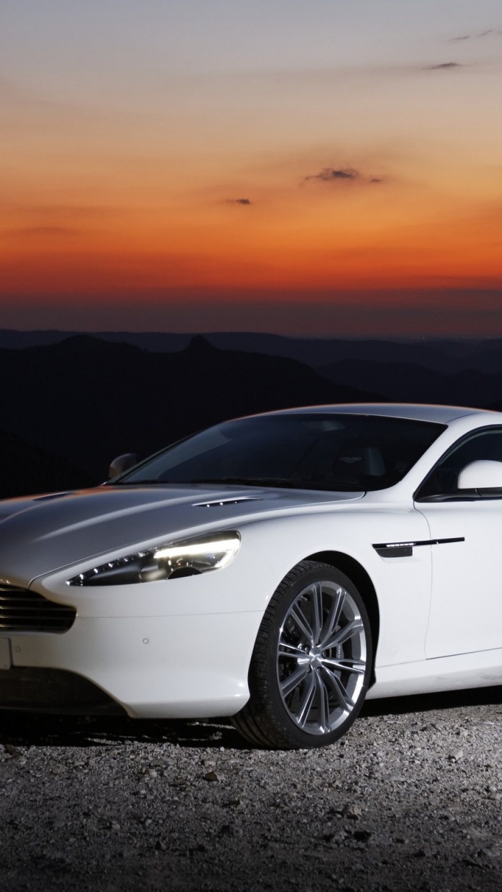 Porsche 911 Blanche Sur Route Goudronnée Noire Pendant le Coucher du Soleil. Wallpaper in 720x1280 Resolution