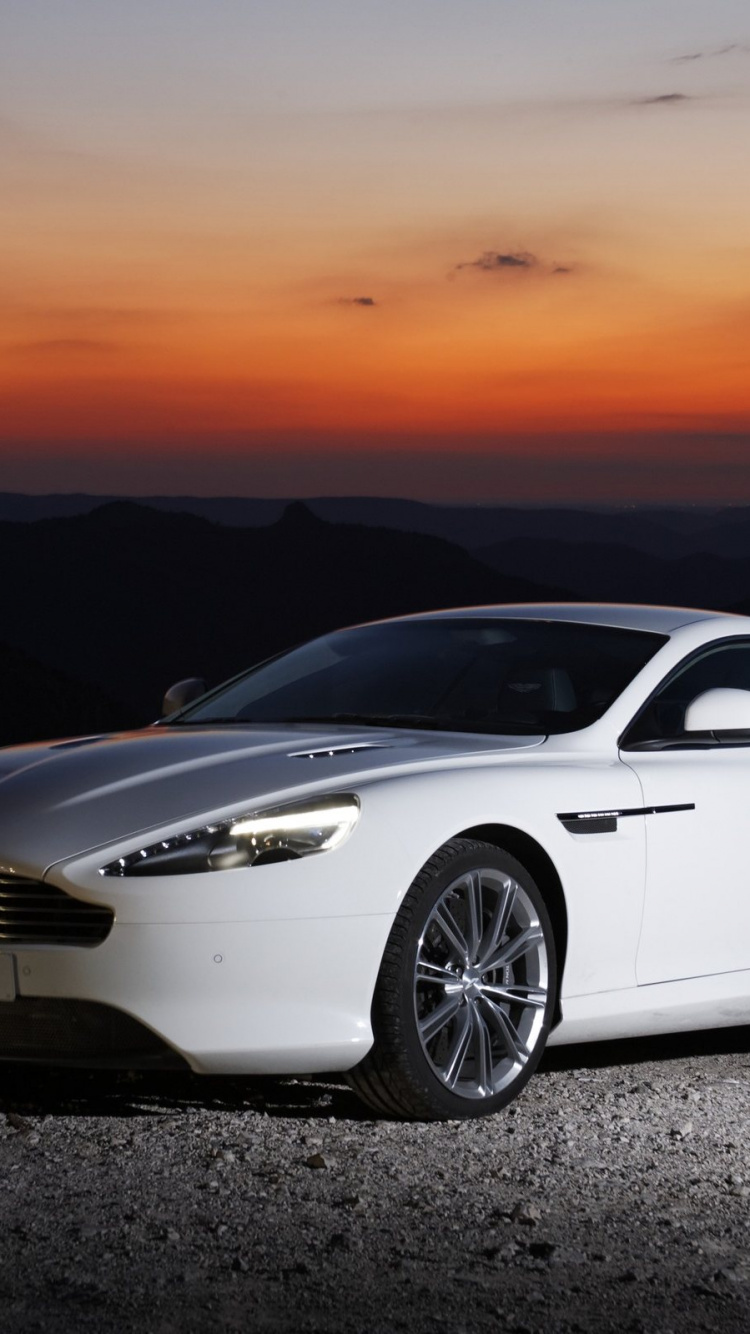 Porsche 911 Blanche Sur Route Goudronnée Noire Pendant le Coucher du Soleil. Wallpaper in 750x1334 Resolution