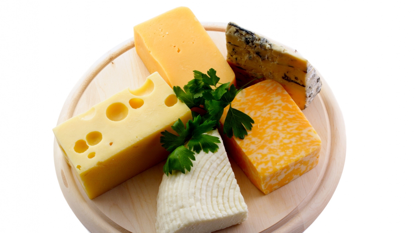 Fromage en Tranches Sur Plaque Ronde en Bois Marron. Wallpaper in 1366x768 Resolution