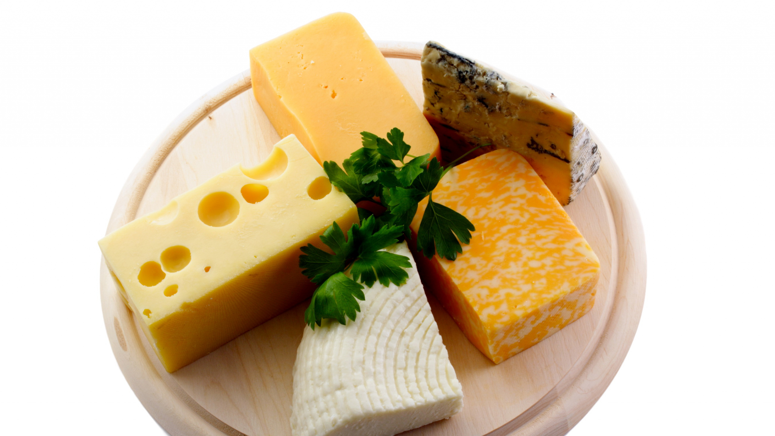 Geschnittener Käse Auf Brauner Runder Holzplatte. Wallpaper in 2560x1440 Resolution