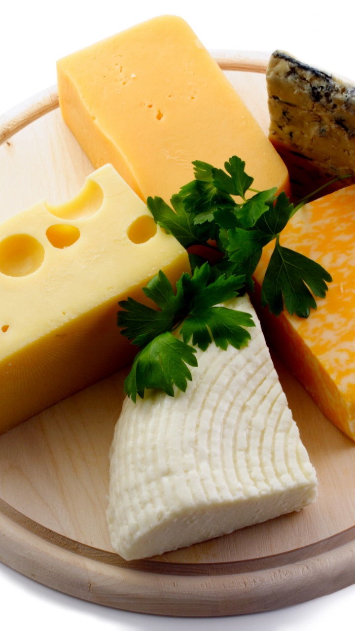 Geschnittener Käse Auf Brauner Runder Holzplatte. Wallpaper in 720x1280 Resolution