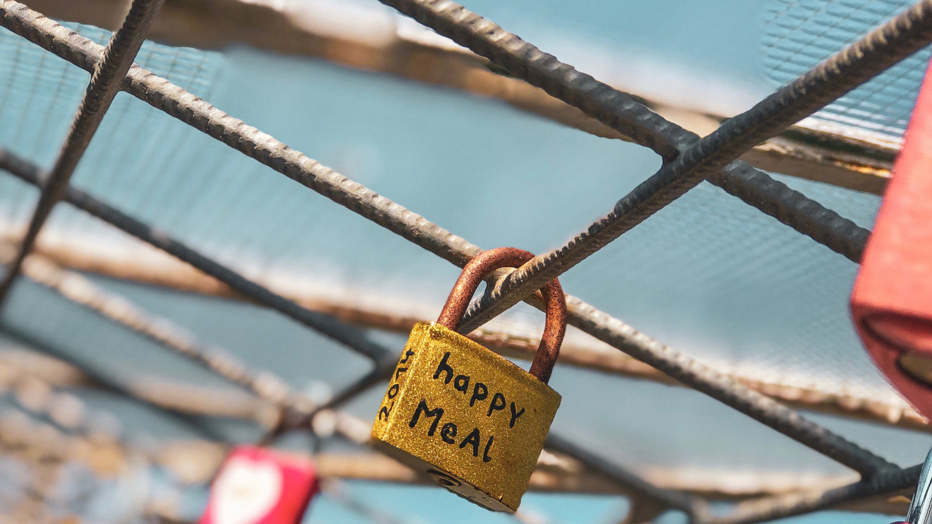 Cadenas Doré Sur Clôture en Métal Noir. Wallpaper in 1920x1080 Resolution