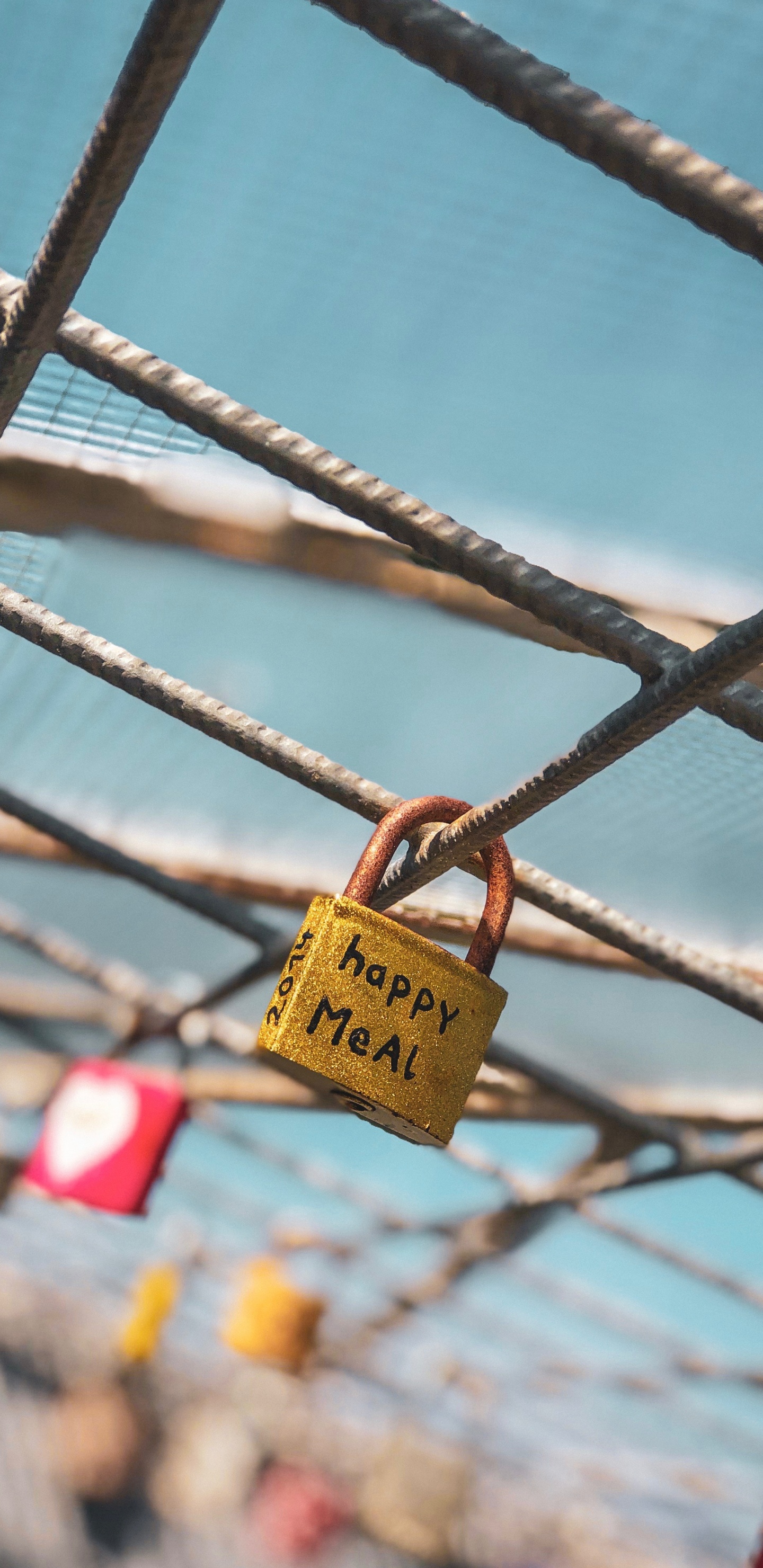 Candado de Oro en la Valla de Metal Negro. Wallpaper in 1440x2960 Resolution